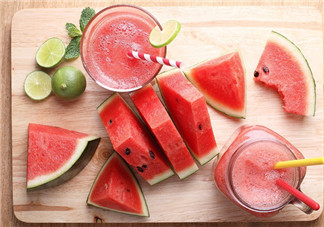 為什么西瓜吃多了大便會紅色 西瓜吃多了會導(dǎo)致缺水是真的嗎