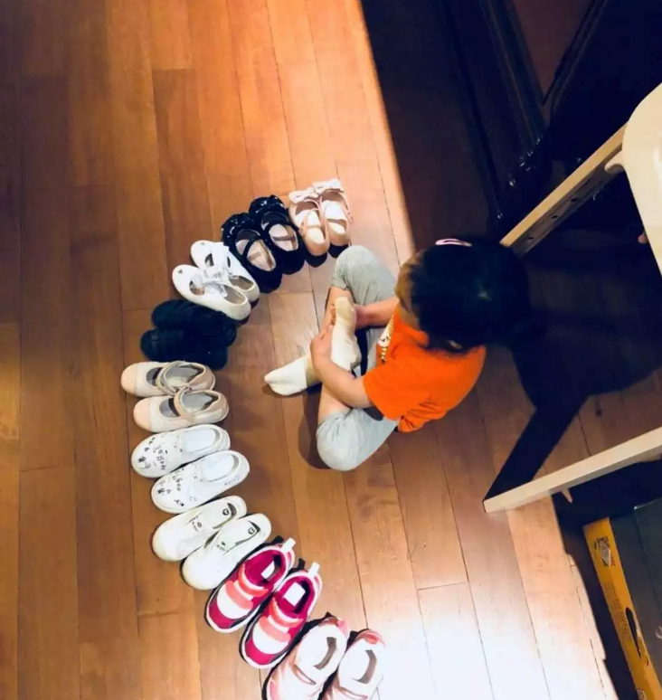 朱亞文女兒鞋子太多出門難 如何給孩子買鞋子 朱亞文女兒鞋子太多出門難 如何給孩子買鞋子