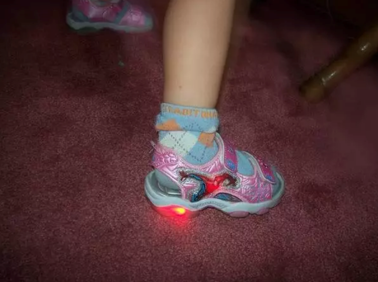 朱亞文女兒鞋子太多出門難 如何給孩子買鞋子 朱亞文女兒鞋子太多出門難 如何給孩子買鞋子