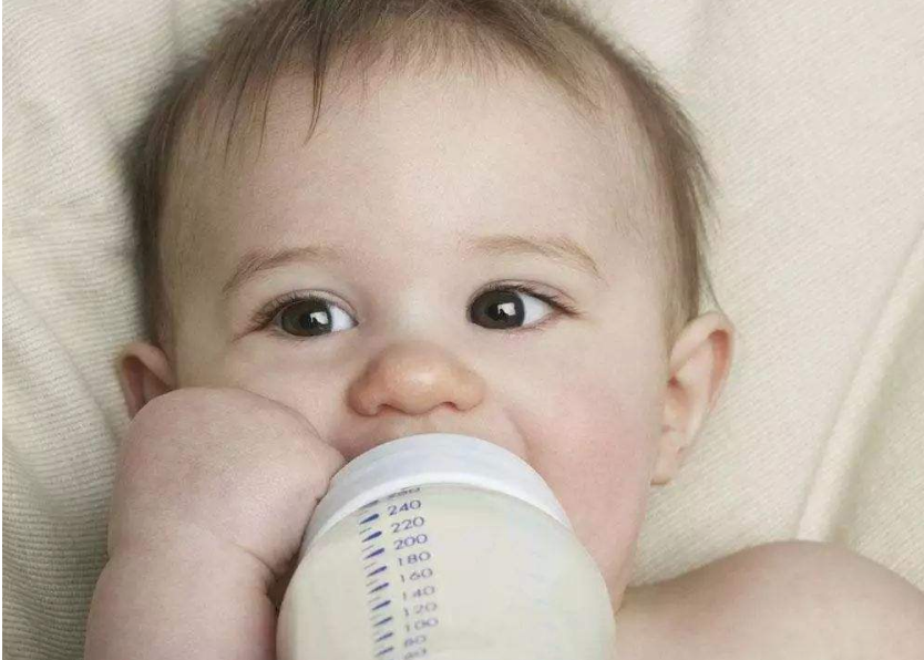 新生兒一般每天吃多少奶量 如何照顧新生兒