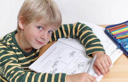 孩子寫(xiě)作業(yè)拖拉怎么辦 幫孩子建立做作業(yè)的日常慣例
