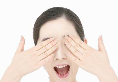 睡前喝水眼睛會腫嗎 早上消眼腫的方法有哪些2018 睡前喝水眼睛會腫嗎 早上消眼腫的方法有哪些2018