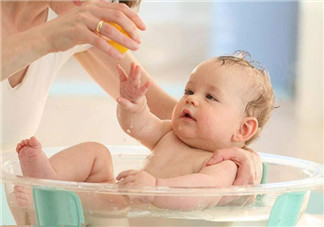 給寶寶洗澡的心情說說 小孩洗澡開心的說說句子短語 給寶寶洗澡的心情說說 小孩洗澡開心的說說句子短語