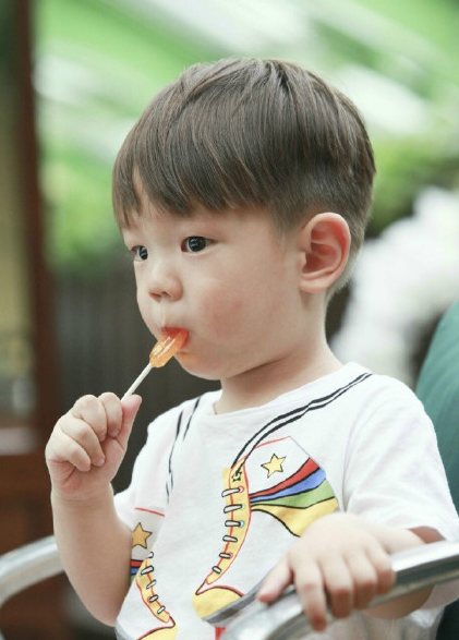 媽媽是超人霍思燕給嗯哼搓出雙眼皮 孩子雙眼皮真的可以搓出來嗎 媽媽是超人霍思燕給嗯哼搓出雙眼皮 孩子雙眼皮真的可以搓出來嗎