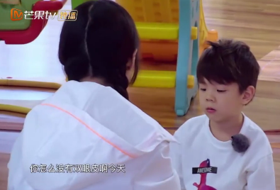 媽媽是超人霍思燕給嗯哼搓出雙眼皮 孩子雙眼皮真的可以搓出來嗎 媽媽是超人霍思燕給嗯哼搓出雙眼皮 孩子雙眼皮真的可以搓出來嗎