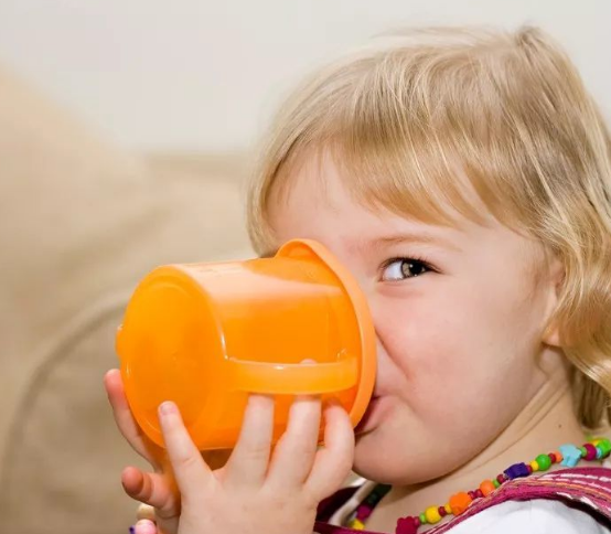 孩子不用水杯喝奶怎么辦 不同年齡學(xué)飲杯不同