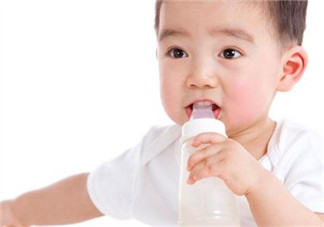 孩子不用水杯喝奶怎么辦 不同年齡學(xué)飲杯不同