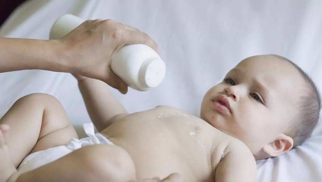 夏天寶寶長痱子能多洗澡嗎 如何護(hù)理長痱子的寶寶 夏天寶寶長痱子能多洗澡嗎 如何護(hù)理長痱子的寶寶