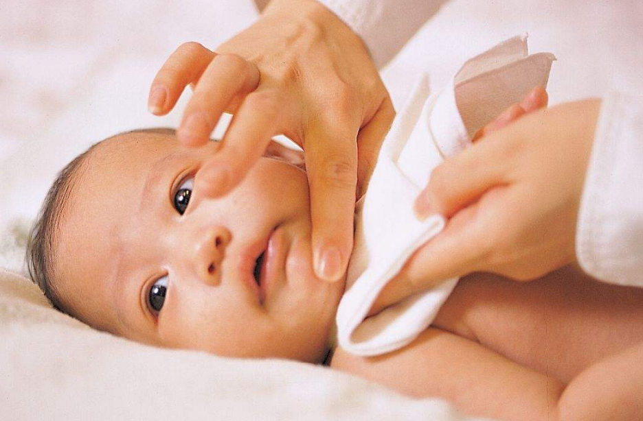 夏天寶寶長痱子能多洗澡嗎 如何護(hù)理長痱子的寶寶 夏天寶寶長痱子能多洗澡嗎 如何護(hù)理長痱子的寶寶