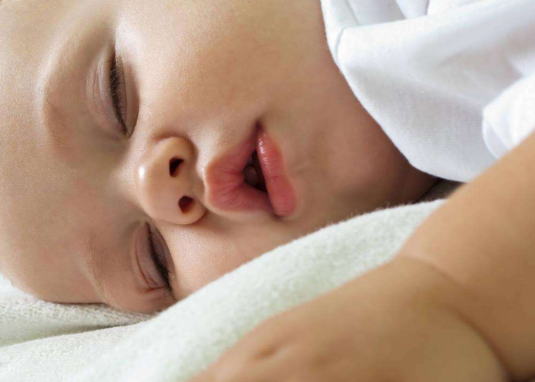 孩子生病了睡覺不踏實怎么辦 孩子生病睡不著解決方法2018