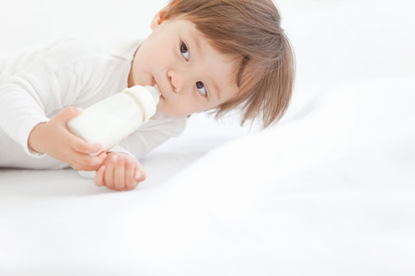 孩子不用水杯喝奶怎么辦 不同年齡學(xué)飲杯不同