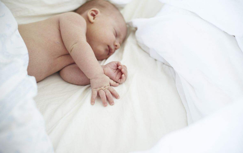 孩子生病了睡覺不踏實怎么辦 孩子生病睡不著解決方法2018