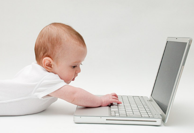 如何讓寶寶遠離電子產品 多用眼睛交流表達情感