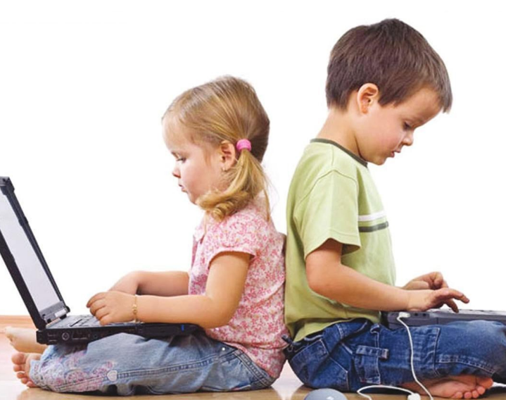 如何讓寶寶遠離電子產品 多用眼睛交流表達情感