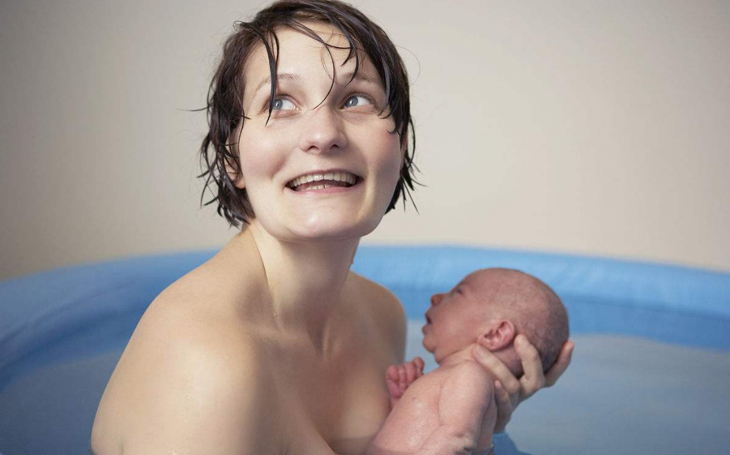 水中分娩最好的姿勢是什么 應該什么時候進入分娩