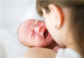 嬰兒晚上哭鬧是什么原因 寶寶晚上不要隨便叫醒喂奶