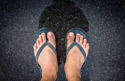 孕婦夏天能穿人字拖嗎 孕婦經常穿人字拖有什么影響 孕婦夏天能穿人字拖嗎 孕婦經常穿人字拖有什么影響