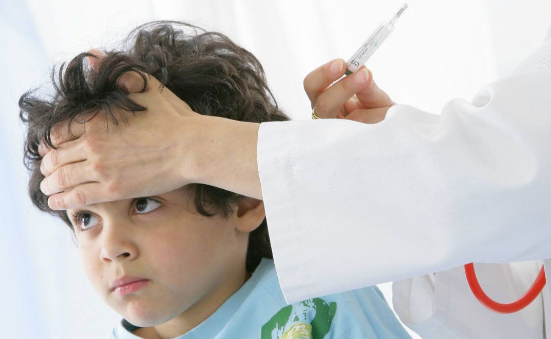 夏季孩子發燒需要檢查嗎 如何在家照料發燒的寶寶