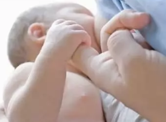 夏天溢奶衣服容易濕怎么辦 夏季哺乳怎么解決溢奶的問題 夏天溢奶衣服容易濕怎么辦 夏季哺乳怎么解決溢奶的問題