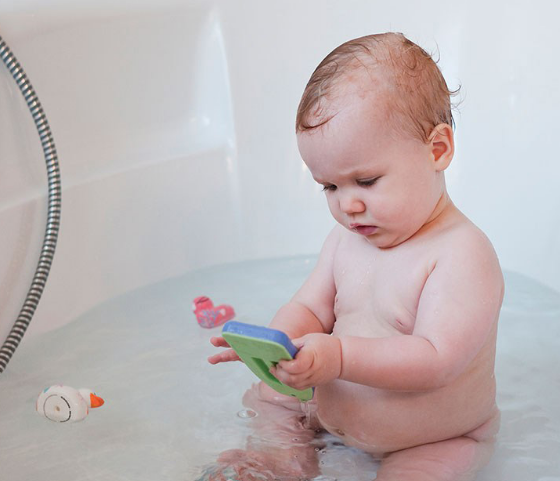 夏天寶寶被蚊蟲叮咬怎么辦 夏天要勤給寶寶洗澡 夏天寶寶被蚊蟲叮咬怎么辦 夏天要勤給寶寶洗澡