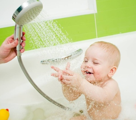 夏天寶寶被蚊蟲叮咬怎么辦 夏天要勤給寶寶洗澡 夏天寶寶被蚊蟲叮咬怎么辦 夏天要勤給寶寶洗澡