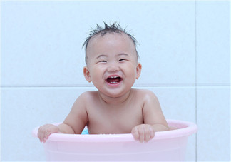 夏天寶寶被蚊蟲叮咬怎么辦 夏天要勤給寶寶洗澡 夏天寶寶被蚊蟲叮咬怎么辦 夏天要勤給寶寶洗澡