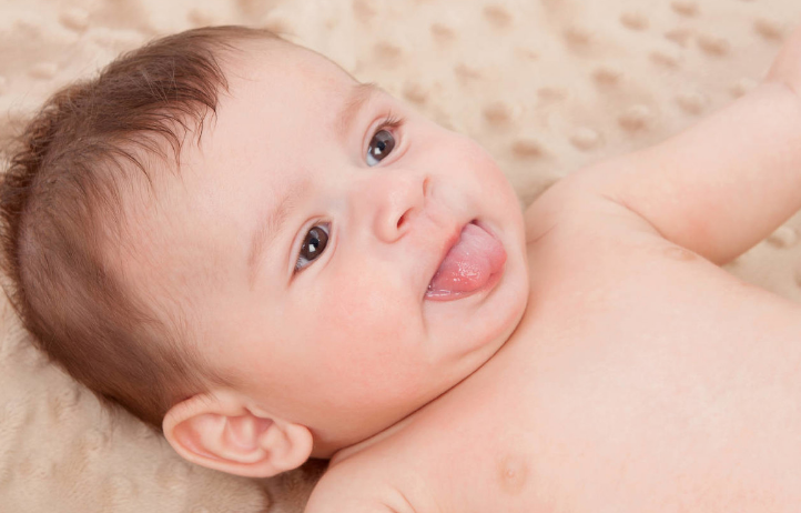 新生兒皮膚如何護理 夏天清潔時注意皮膚褶皺處