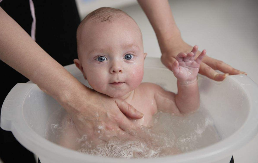 夏季天氣熱寶寶過敏如何選擇沐浴用品 寶寶皮炎出疹子怎么洗澡 夏季天氣熱寶寶過敏如何選擇沐浴用品 寶寶皮炎出疹子怎么洗澡