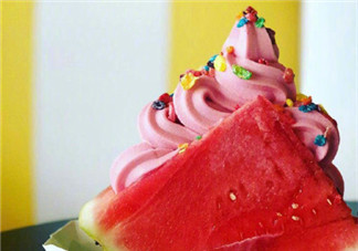 夏天吃西瓜的心情說說 形容夏天吃西瓜的說說圖片