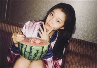 朋友圈發(fā)吃西瓜配文字 曬吃西瓜的說說句子圖片