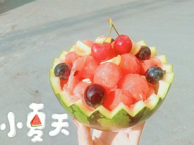 朋友圈發吃西瓜配文字 曬吃西瓜的說說句子圖片