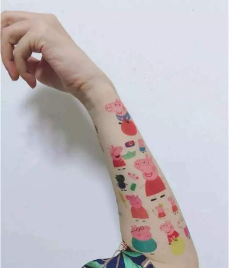 小豬佩奇紋身貼可以貼在身上嗎 寶寶貼小豬佩奇紋身貼會過敏嗎