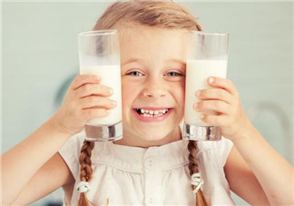 早上喝牛奶好還是晚上喝牛奶好 晚上最好是睡前1小時左右喝 早上喝牛奶好還是晚上喝牛奶好 晚上最好是睡前1小時左右喝