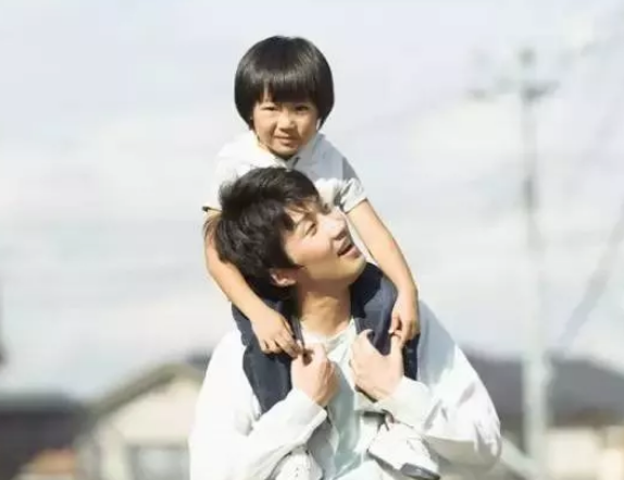 爸爸的手父親節活動教案 父親節幼兒園中班語言教案