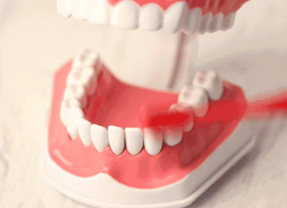 寶寶幾歲可以使用電動牙刷 寶寶第一次用電動牙刷主要什么