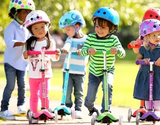 寶寶選幾個輪子的滑板車好2018 不同年齡選不同的滑板車