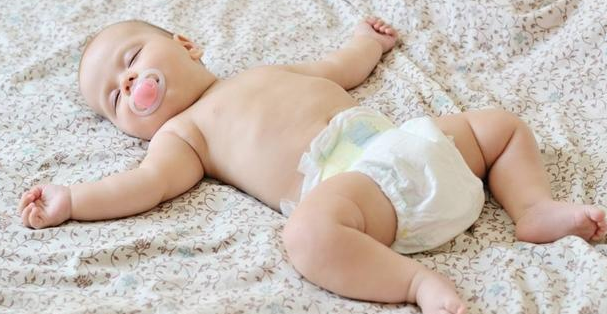 為什么寶寶睡覺投降姿勢 是一種對稱性的強直性頸部反射