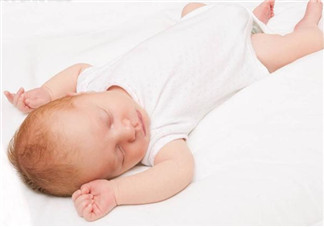 為什么寶寶睡覺(jué)投降姿勢(shì) 是一種對(duì)稱性的強(qiáng)直性頸部反射