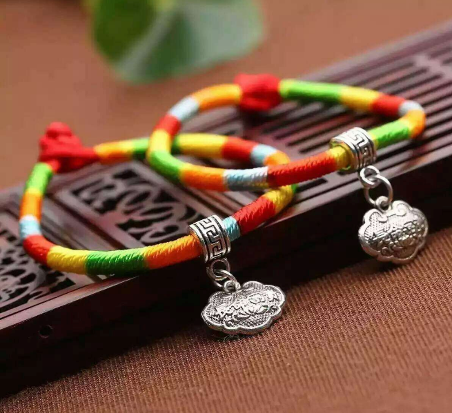 端午系五彩繩配圖心情說說 2018戴端午繩的圖片句子短語(yǔ)朋友圈