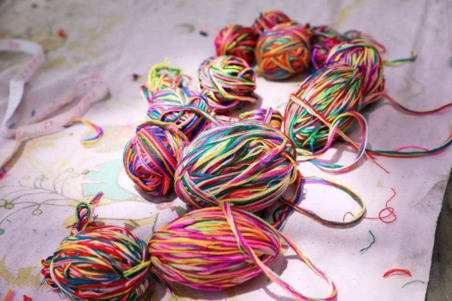 端午系五彩繩配圖心情說說 2018戴端午繩的圖片句子短語(yǔ)朋友圈