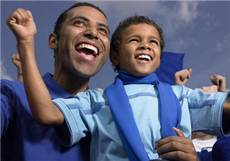 和爸爸看世界杯的心情說說 2018父親節的正確打開方式