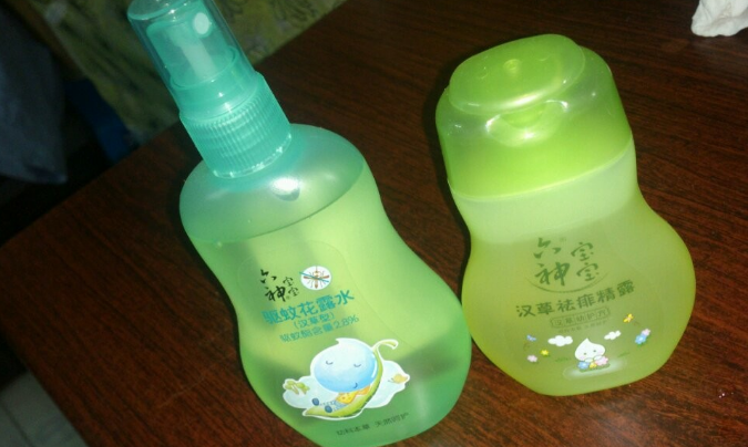 花露水噴到寶寶眼睛怎么辦 第一件事就是阻止寶寶揉眼睛