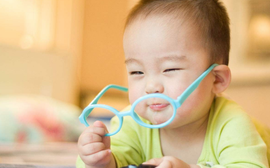 寶寶從小怎么保護(hù)視力 眼睛和視力問(wèn)題的跡象有哪些