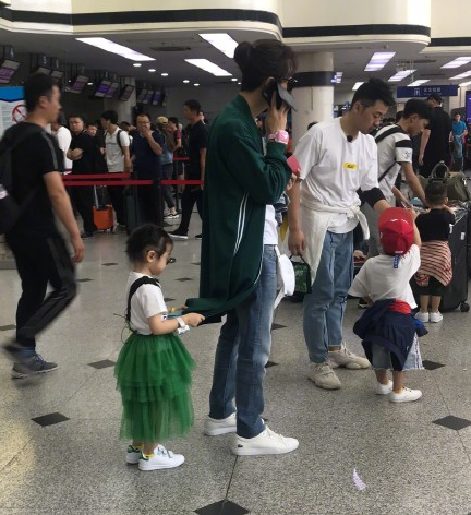 戚薇女兒照片圖片 戚薇李承鉉女兒lucky正面照