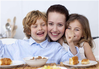 寶寶不吃飯家長(zhǎng)如何引導(dǎo) 怎么為嬰幼兒創(chuàng)設(shè)良好的進(jìn)餐環(huán)境