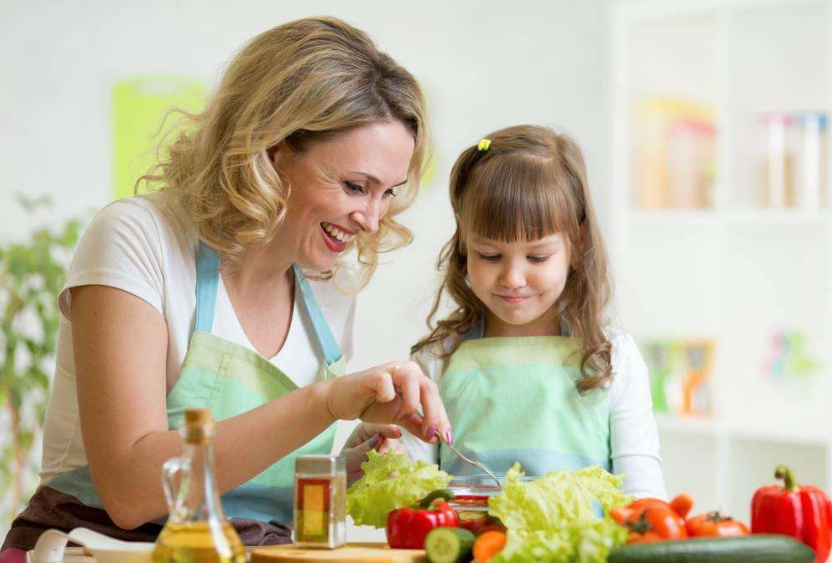 寶寶不吃飯家長(zhǎng)如何引導(dǎo) 怎么為嬰幼兒創(chuàng)設(shè)良好的進(jìn)餐環(huán)境