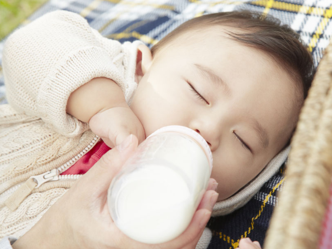 夏天寶寶不愛喝奶怎么辦 適當(dāng)將奶粉沖稀一點(diǎn)