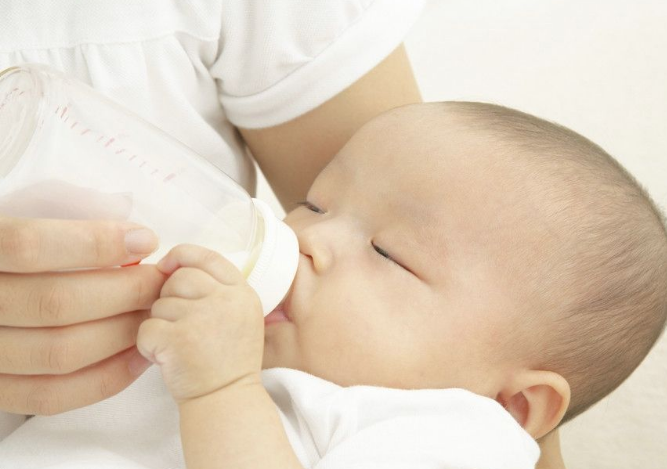 夏天寶寶不愛喝奶怎么辦 適當(dāng)將奶粉沖稀一點(diǎn)