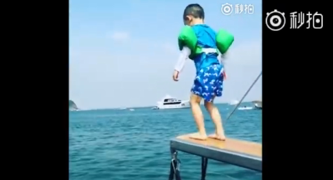 應(yīng)采兒生日J(rèn)asper表演跳海 不愧是山雞哥的兒子太勇敢了