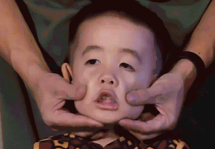 應(yīng)采兒生日J(rèn)asper表演跳海 不愧是山雞哥的兒子太勇敢了